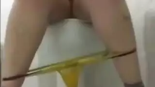 فتاة محجبة تفرك بظرها على المرحاض وتئن لعشيقها