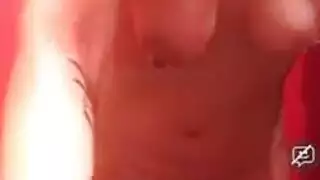 مؤخرة زوجة الأب المستديرة تُضاجع بقوة بينما تُحضّر الوجبة