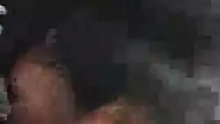 فتيات بالملابس الحمراء يستمتعن بضرب مهبلهم بقوة