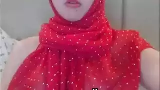 جمال جزائرية كبيرة الصدر يكشف منحنياتها في بث جنسي مثير