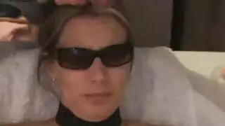 وكيل عقارات يلف شقراء ناضجة في سراويل قطنية بيضاء