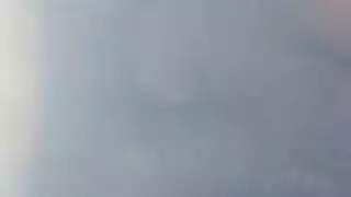 امرأة خبيرة تركب قضيبًا أسود سميكًا بعنف بينما ينظر رفاقها