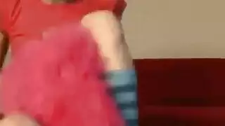 فتاة رفيعة تمارس الجنس مع ديلدو جديد بينما يشاهدها صديقها سراً