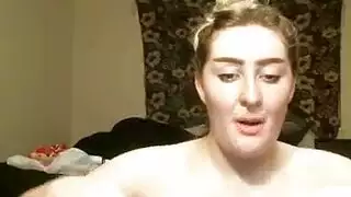 الشقراء ذات الوشم تنزل وجهها للأعلى وتتعرض للجماع بوحشية في هذا المقطع الإباحي القاسي