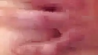 مراهقة شقراء فاتنة تدعو صديقتها الجديدة للعب مهبلي صريح في غرفتها