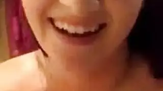 جميلة ضخمة الصدر تُضرب بقوة وتصرخ من متعة القذف