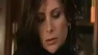 تثبت الخادمة خبطت أمام شريكها، الذي هو في الحب معها ويريد أن يمارس الجنس معها