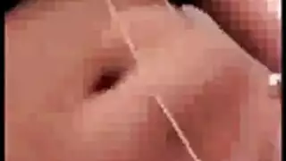 فتاة موشومة تخلع كل شيء لجلسة إباحية ساخنة مع زوجها على الأريكة