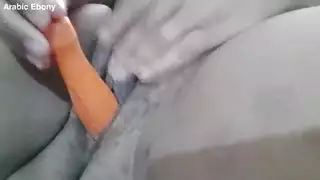 مشهد إباحي: فتاة عربية تمارس الجنس مع نفسها باستخدام أدوات كهربائية لوصول النشوة المكثفة