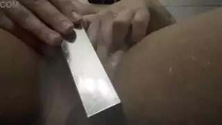 زوجتي لا تستطيع التوقف عن استمنائها في الحمام أنضم للمتعة الإباحية