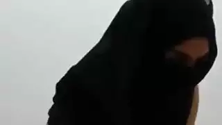 نجمة إباحية عربية ناشئة تبحث عن قضبان صلبة ضخمة