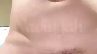 فتاة عربية عارية مثيرة مع ثدي ضخم وكس كثيف