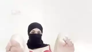 إباحية الحجاب العربي: فتاة منفردة تفرك بظرها وتضاجع أصابعها