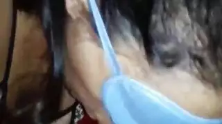 الفتاة الساقطة الملثمة تأخذ قضيبًا ضخمًا في حلقها