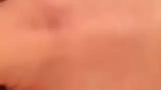 فيديو إباحي من الخليج الفارسي: إصبع في فرجها المبلل على سرير الفندق