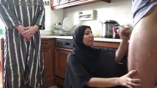 زوج متلصص يصور زوجته وهي تتعرض للضرب بقضيب ضخم