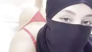 عبادة أقدام صريحة: فتاة مسلمة منتقبة تتعرض لمص أصابعها وجماع باطن قدميها