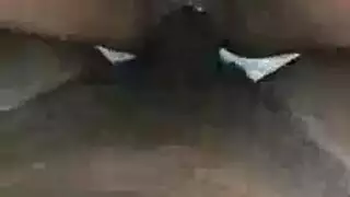 حبيبة سمراء في بلوزة بيضاء تأخذ عذرية صديقها بقسوة