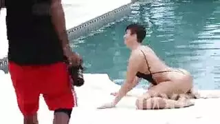 وحيدة في المنزل ومثارة: شقراء تداعب فتحتها الضيقة