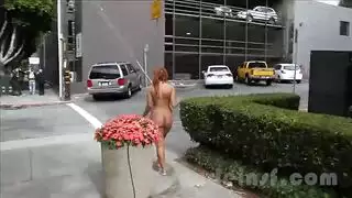 مشهد إباحي: رجال سود ذوو قضبان كبيرة يتناوبون على عاهرة راكعة