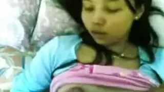 فديو يحك زبرو ف بزازها