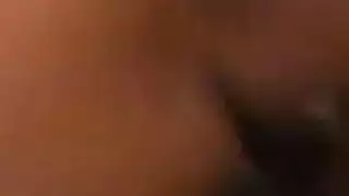 كلام جنسي هندي بينما تأخذ الزوجة الهندية المشعرة قضيباً قاسياً خارجاً