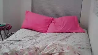 شاب وسيم يخدم قضيبًا صلبًا بفمه ويده قبل أن يمارس الجنس معها بعمق