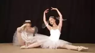 راقصة باليه صغيرة بقاعدة عملاقة تتعامل مع تحدي جنس جماعي