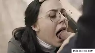 عاهرة مراهقة تمص وتضاجع في حركة كلابية صعبة