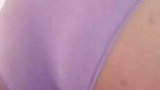 عابرة جنسياً بعضو ذكري بنفسجي تمارس جنس شرجي