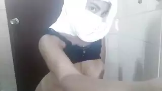 جلسة سرية على كاميرا الويب: فتاة عربية في نقاب تلمس فرجها المبلل