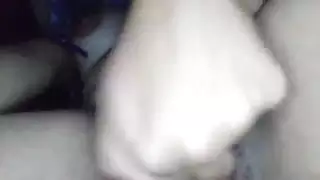 رغبات خفية: زوجة محجبة تستمتع وحدها في الغرفة