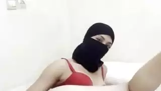 اب ينيك بنته في اليل في السرير