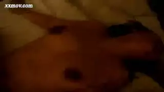 عشاق سابقون يمارسون الجنس بعنف في سريرها بعد دعوة عاطفية