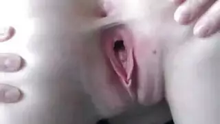 حمراء الشعر ذات الفرج المشعر تلعق في مشهد مائي صريح