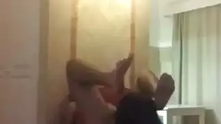 مزحة غرفة النوم تتحول لإباحية: نيك كلابي أثناء النعاس