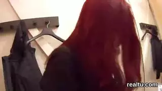 تم القبض على الفتاة الجميلة ومارست الجنس في السيارة والغرفة من سيدة تشبه القطة المثيرة