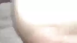 عاهرة ذات فرج كريمي تأخذ نيكًا قاسيًا وقويًا