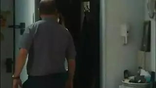 المراهقة المشاغبة تغوي والدها بفرك مهبلها الحار على انتفاضه