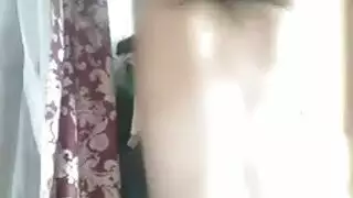 مراهقة ترتدي الكعب تتعرض للضرب من صديقها على الشاطئ