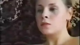 مراهقة صغيرة جديدة على المؤخرة مع أثداء طبيعية كبيرة