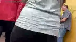 تبكي من المتعة بينما يدك نقطة جي سبوت بها