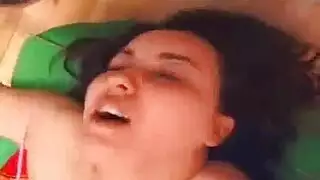 ينيك عشيقته في خرابة و هي تمص زبه بحرارة و جنون ثم ينيكها بالوضع الكلابي