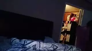 مص قضيب علني: فتاة سمراء تركع من أجل قضيب