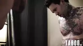 بعد جنس حار، صديق جيا بيج يداعب فتحتها الضيقة بأصابعه