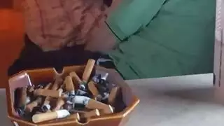 مراهقة تستمني بقوة: هزة جماع من تدليك كسي في الخارج