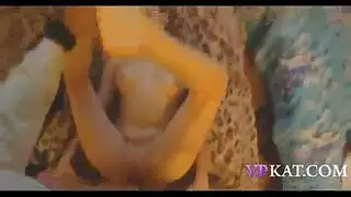 شقراء صغيرة ورجل وسيم أصلع يمارسان الجنس بطريقة بدائية في فيلم إباحي صريح
